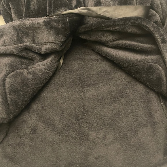 Size M/L Victoria’s Secret black plush soft fuzzy robe

#7 - Picture 5 of 7